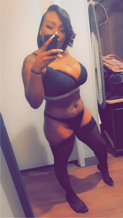 Çarpıcı busty escort Tahira